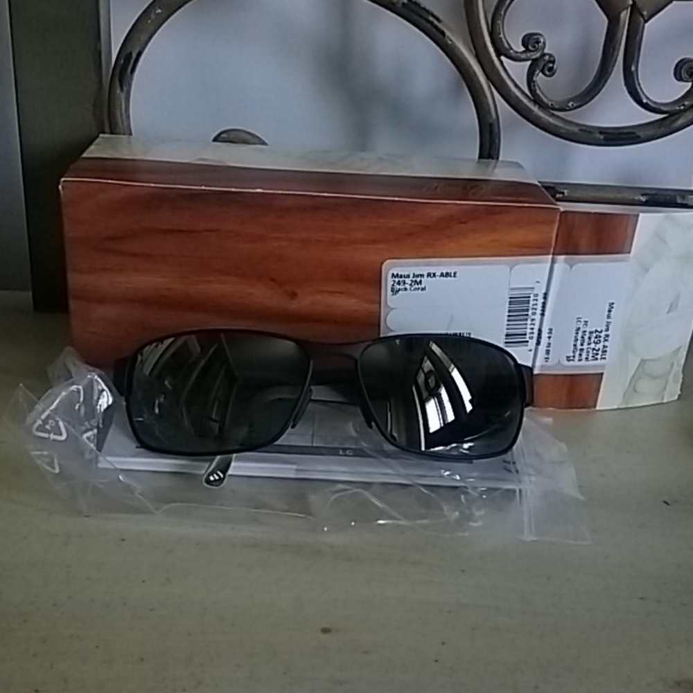 BRAND NEW NWT Maui Jim's